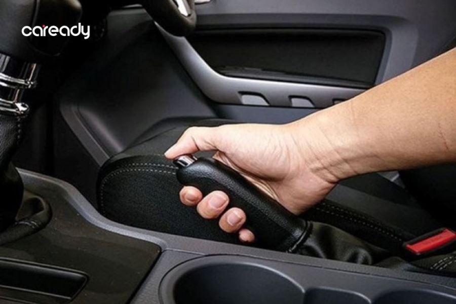 Đèn báo phanh không tắt do chưa nhả hết phanh tay