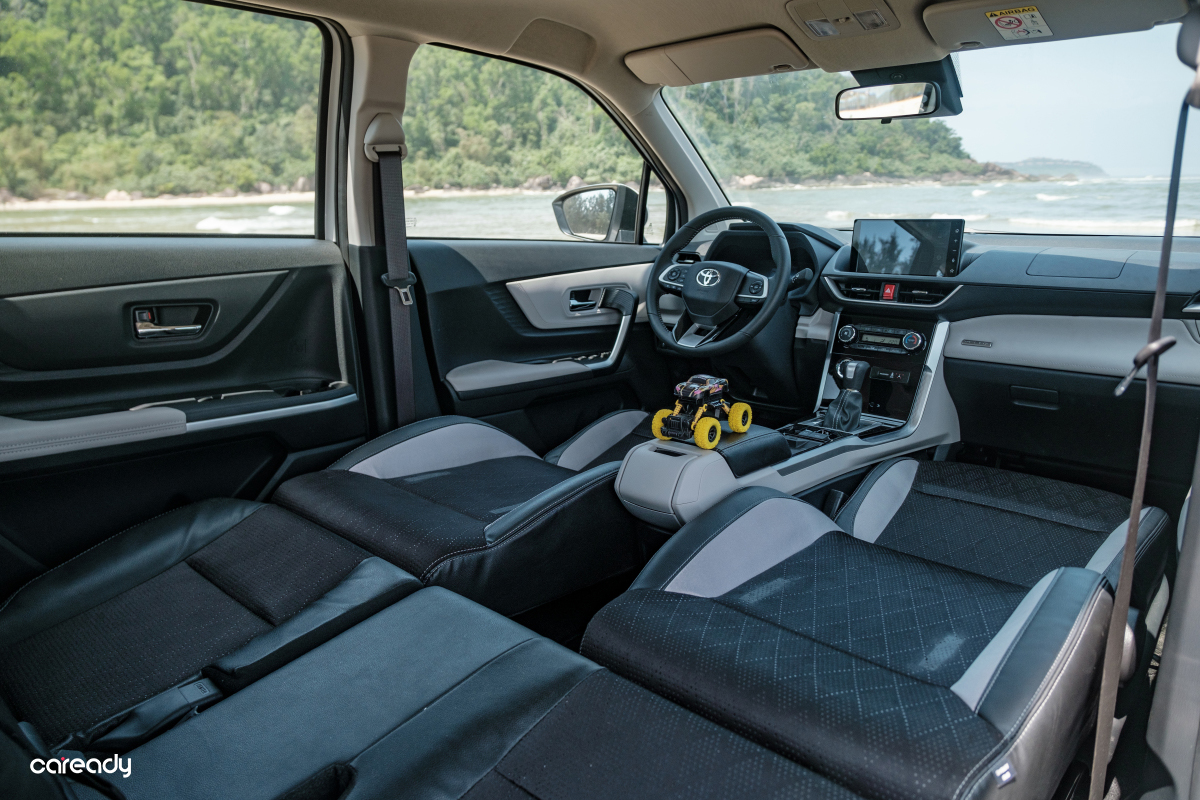 Khoang cabin Toyota Veloz 2022 khá rộng rãi