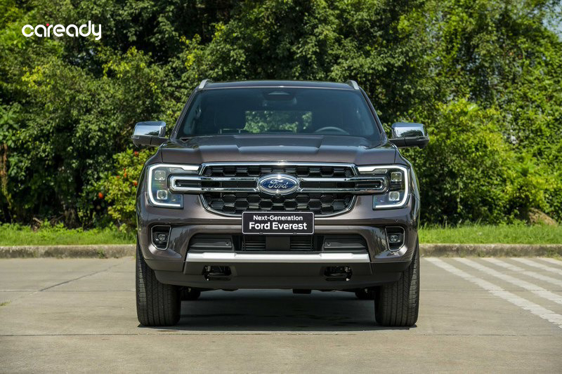 Ford Everest 2023 gây ấn tượng mạnh với phần ca-lăng mở rộng, kéo dài sâu vào cụm đèn pha với một thanh crom lớn