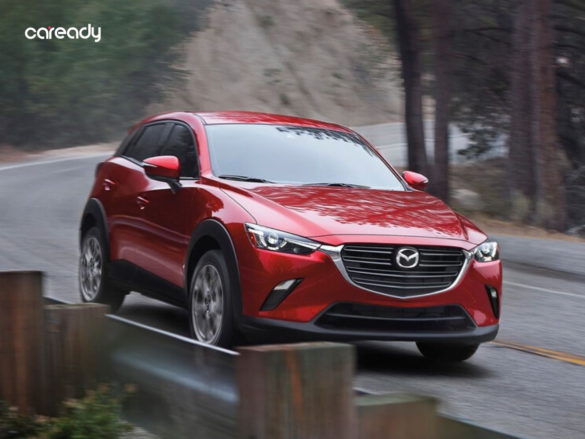 Mazda CX-3 2023 khi nhìn trực diện tạo ấn tượng mạnh mẽ với các đường gân dập nổi kéo dài từ nắp capo xuống lưới tản nhiệt
