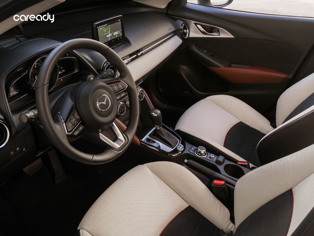 Khoang lái Mazda CX-30 tinh gọn, cao cấp với ghế bọc da lộn
