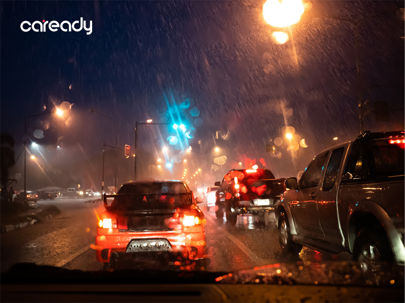 Chú ý giữ khoảng cách với xe phía trước khi lái xe trong trời mưa vào ban đêm