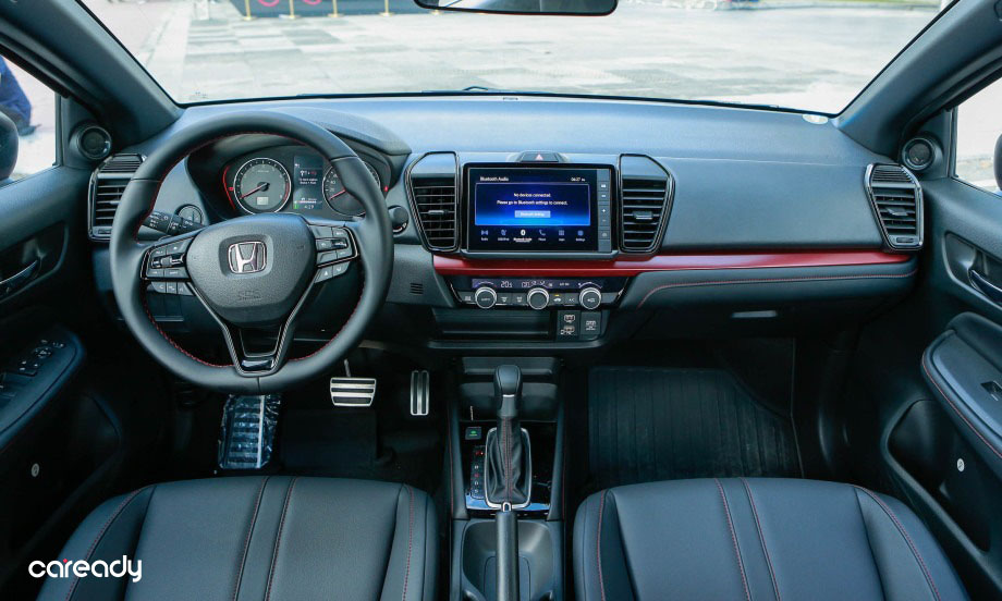 Vô lăng trên Honda City RS có tích hợp lẫy chuyển số và nội thất có thêm tuỳ chọn chất liệu ghế