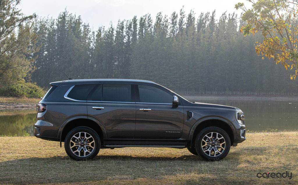 Ford Everest vẫn tỏ ra nam tính và mạnh mẽ với các đường nét thiết kế góc cạnh