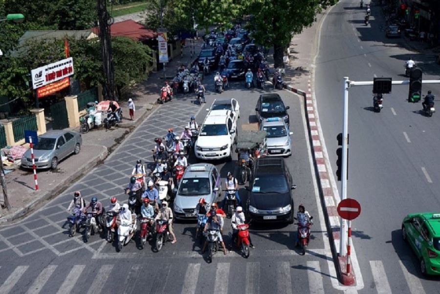 Vạch kẻ đường là báo hiệu hướng dẫn nhằm điều hướng giao thông và nâng cao an toàn cho người đang lưu thông