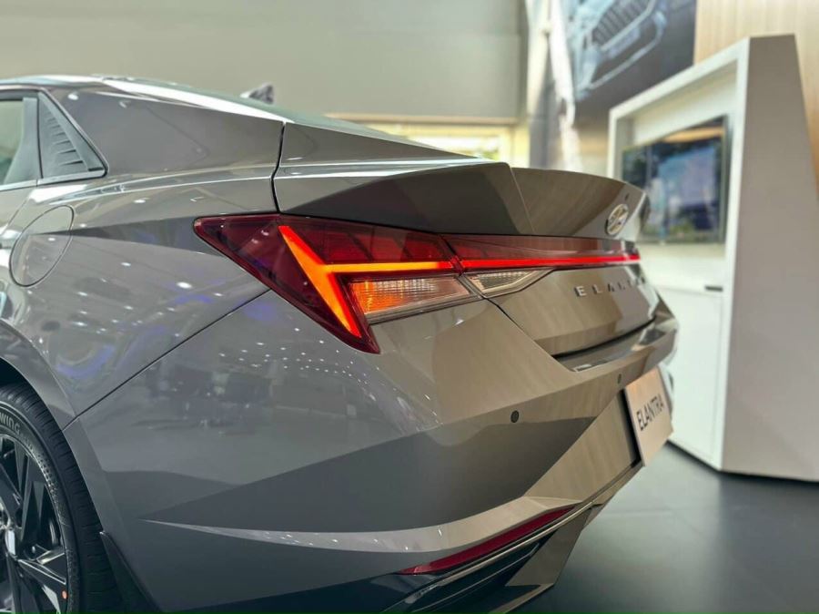 Gía lăn bánh Hyundai Elentra 2022 màu xám