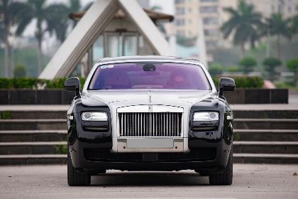 Chiêm ngưỡng vẻ đẹp sắc bén của RollsRoyce New Ghost giữa lòng TPHồ Chí  Minh